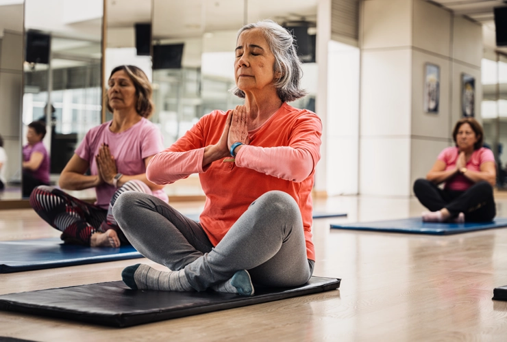 Mujer mayor haciendo yoga