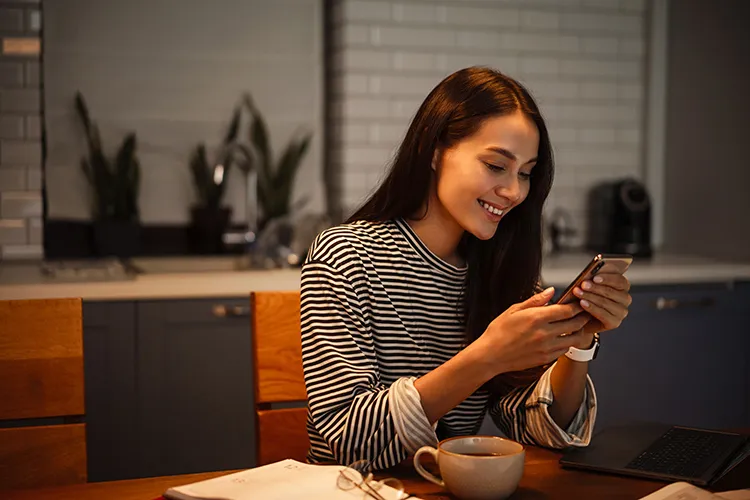 Mujer mirando su celular