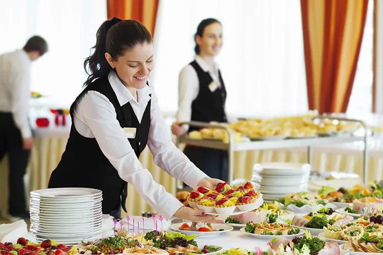 Mujer organizando catering empresarial