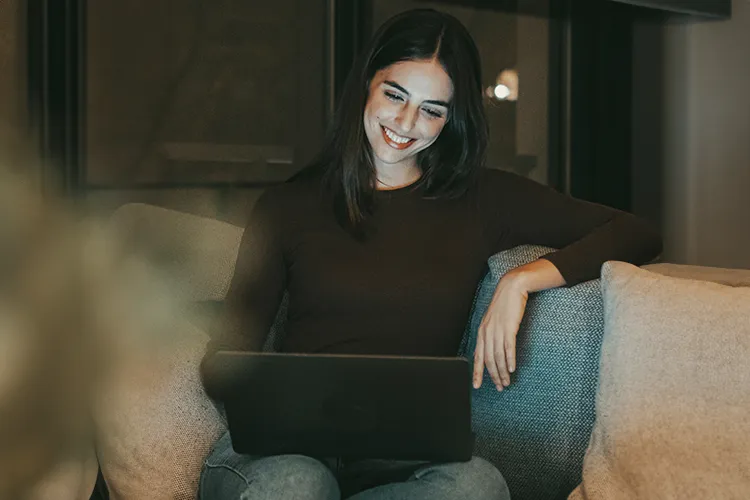 Mujer revisando su afiliación a Colsubsidio