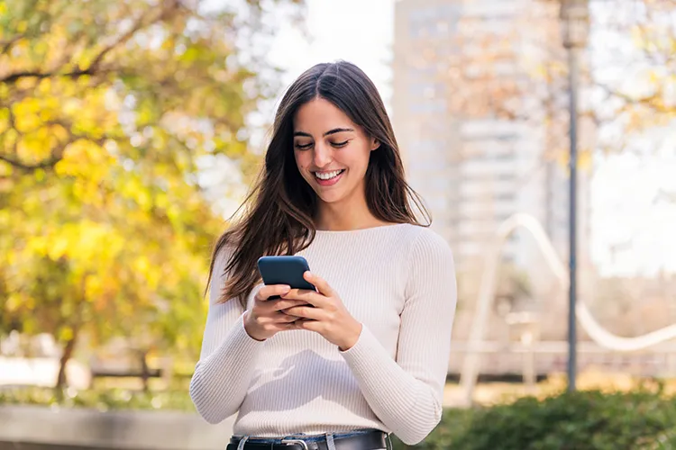 Mujer revisando el celular