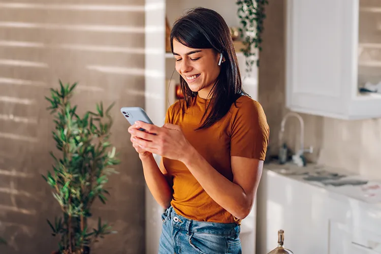 Mujer revisando el celular