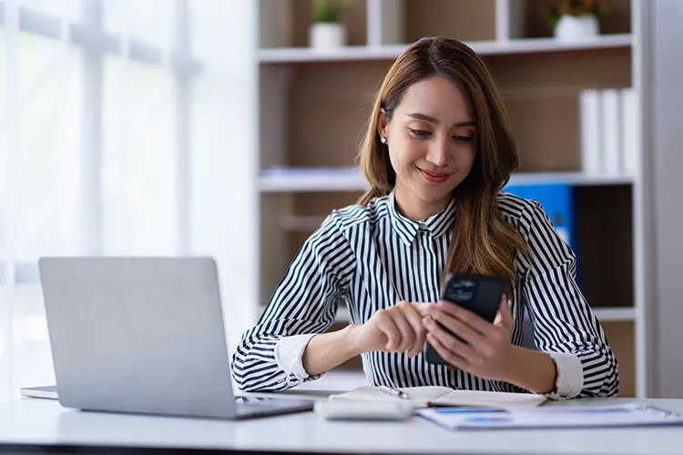 Mujer revisando el celular