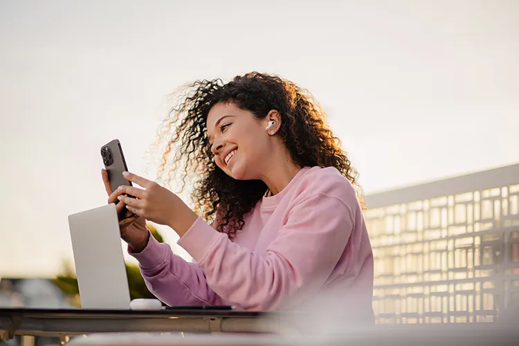 Mujer revisando su celular