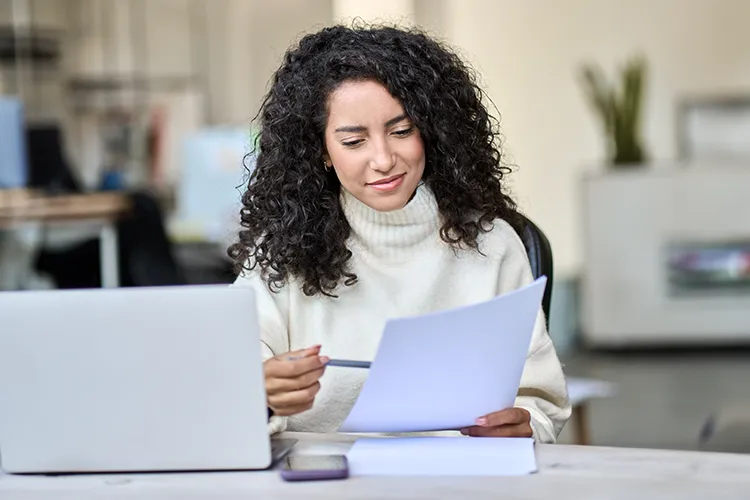 Mujer revisando papeles