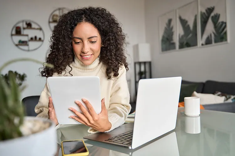 Mujer revisando su tablet