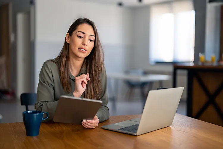 Mujer revisando tablet