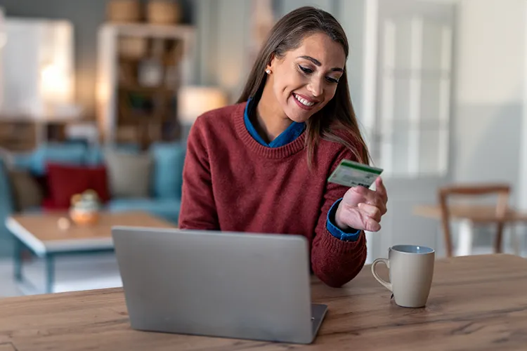 Mujer revisando su tarjeta