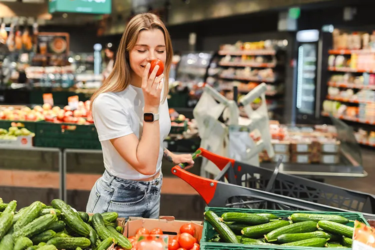 Mujer en supermercado