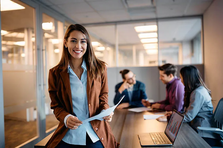 Mujer trabajando y sonriendo