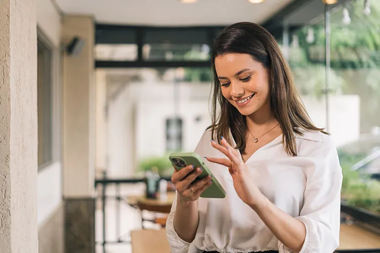 Mujer viendo su celular