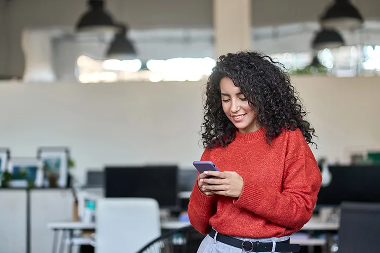 Mujer viendo su celular