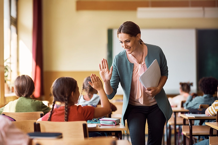 Niña chocándola con maestra