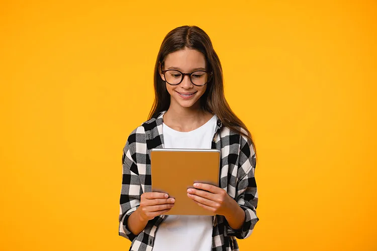 Niña con cuaderno en sus manos