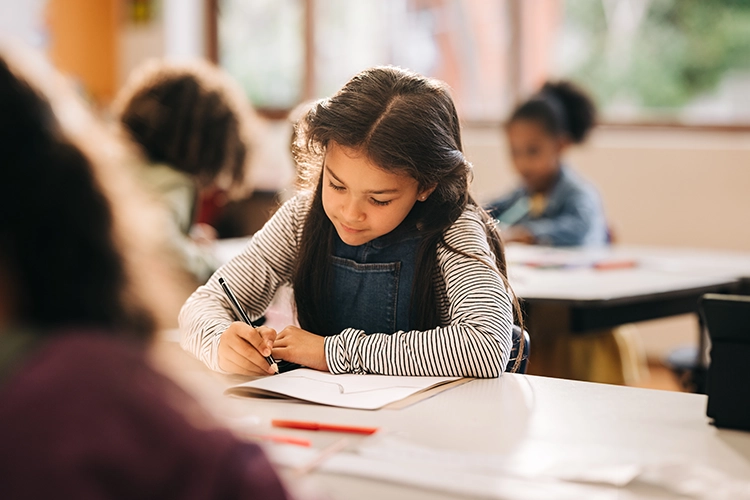 Niña escribiendo