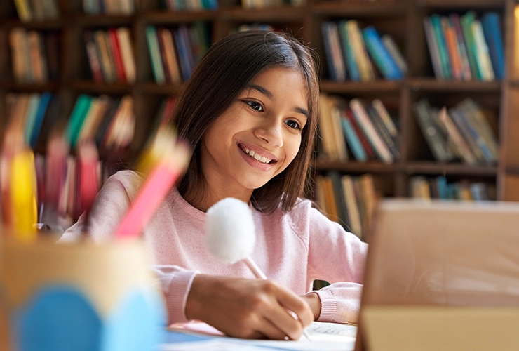 Niña estudiando con tablet