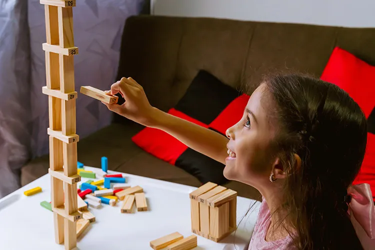 Niña jugando