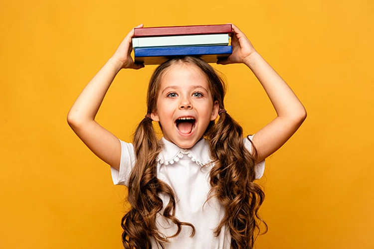 Niña con libros