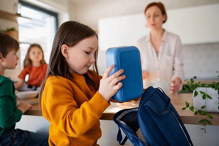 Niña en salón de clases