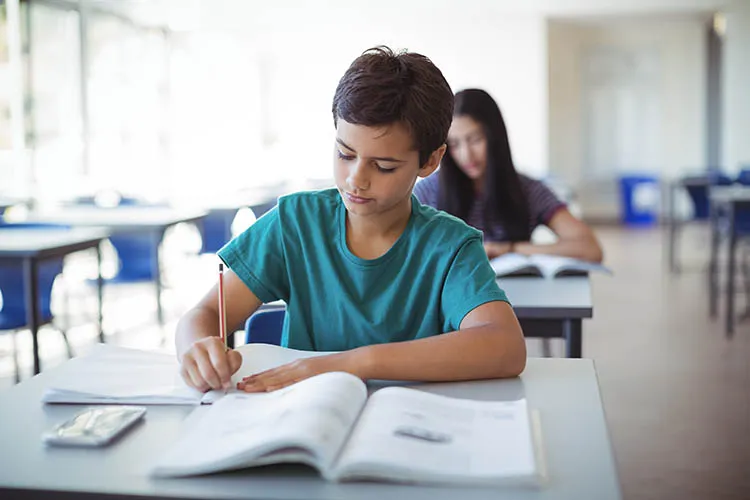 Niño en salón de clases