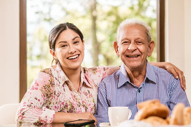 papá e hija sonriendo.