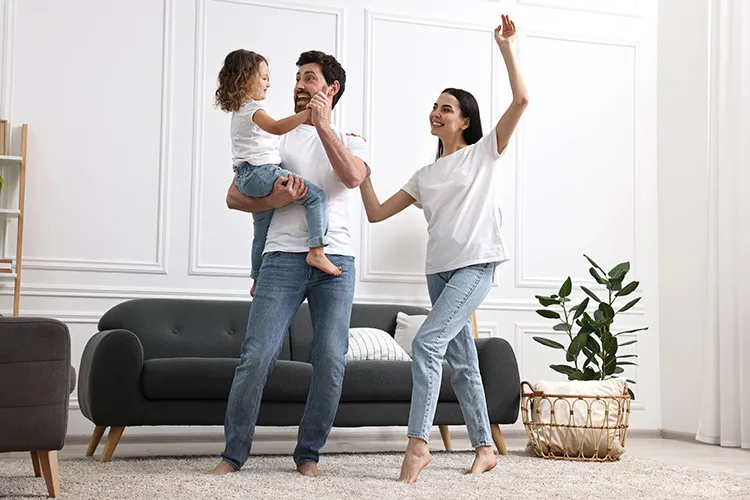 Pareja feliz con su hijo