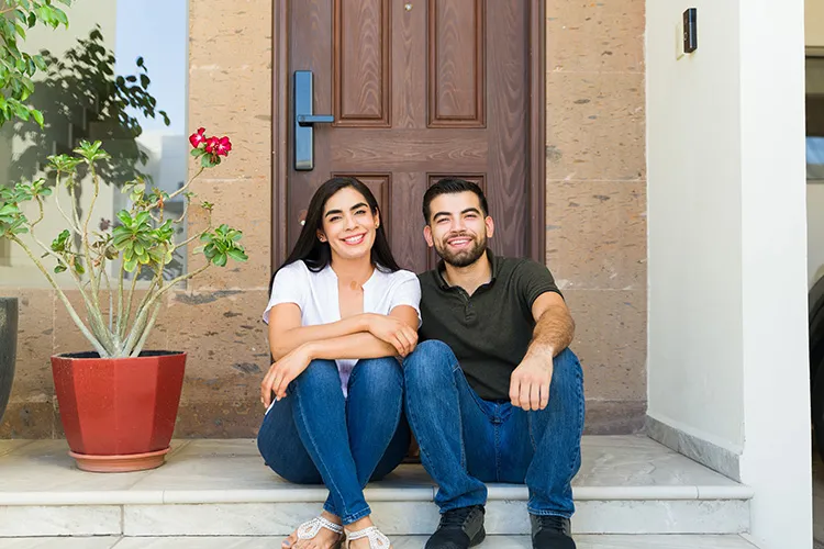 Pareja en su casa