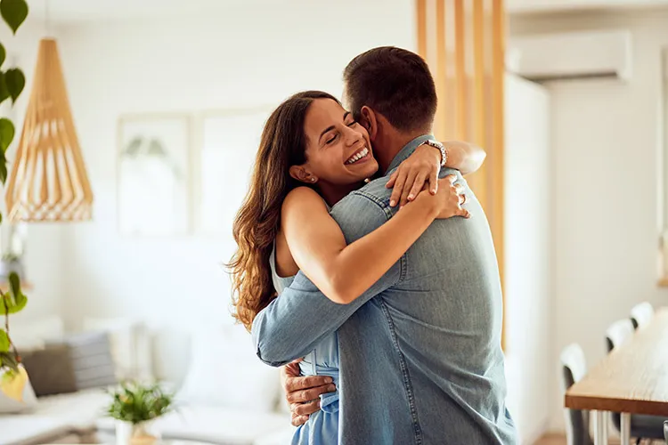 Pareja feliz abrazándose