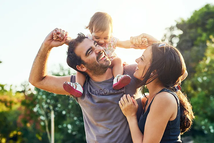 Pareja feliz con su hijo