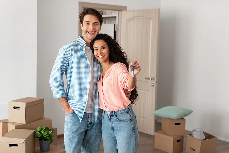 Pareja con llaves de casa nueva