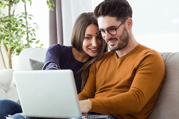 Pareja revisando su afiliación Colsubsidio