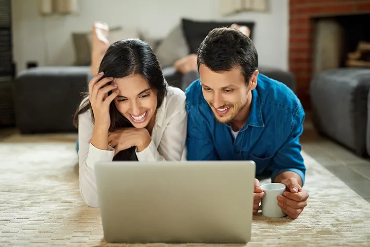 Pareja revisando su afiliación a Colsubsidio