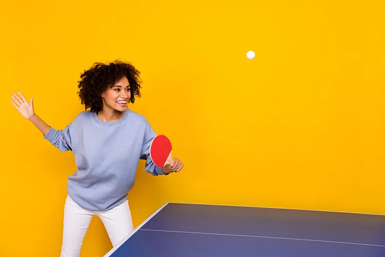 Mujer jugando tenis de mesa