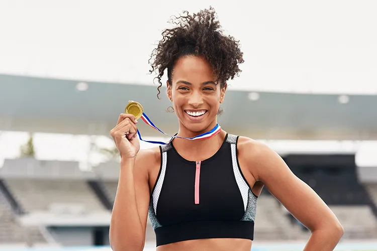 Mujer con medalla