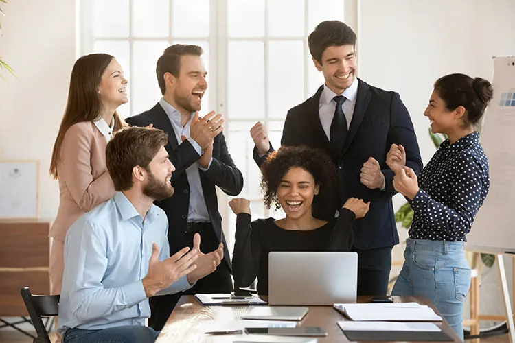 Personas reunidas en la oficina