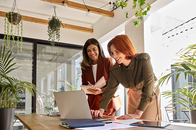 Personas analizando trabajo