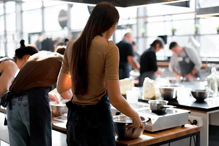 Personas en clase de cocina