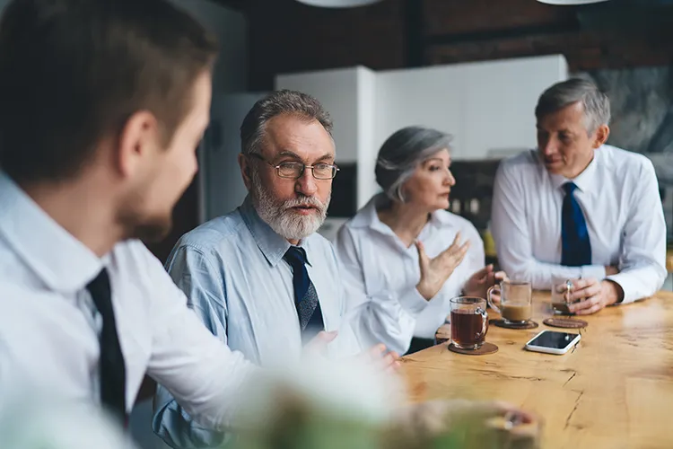 Personas compartiendo un café