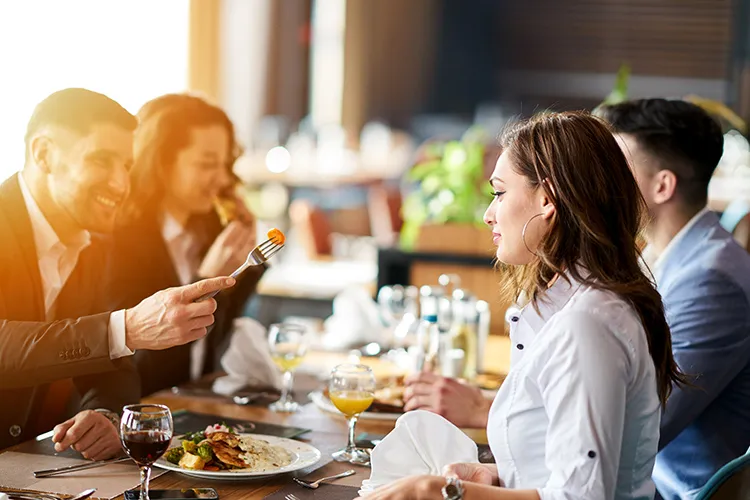 Personas compartiendo comida