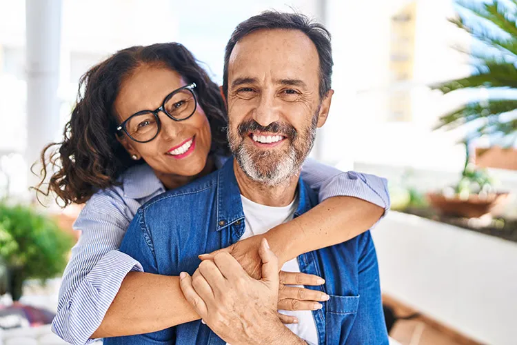 Personas felices abrazadas