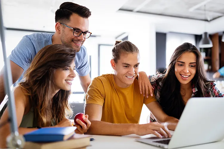 Personas frente al computador