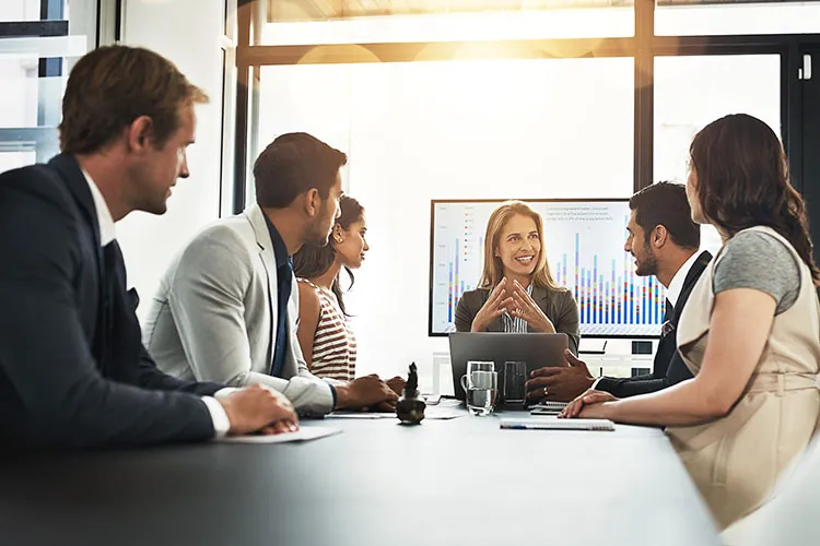 Personas en junta laboral