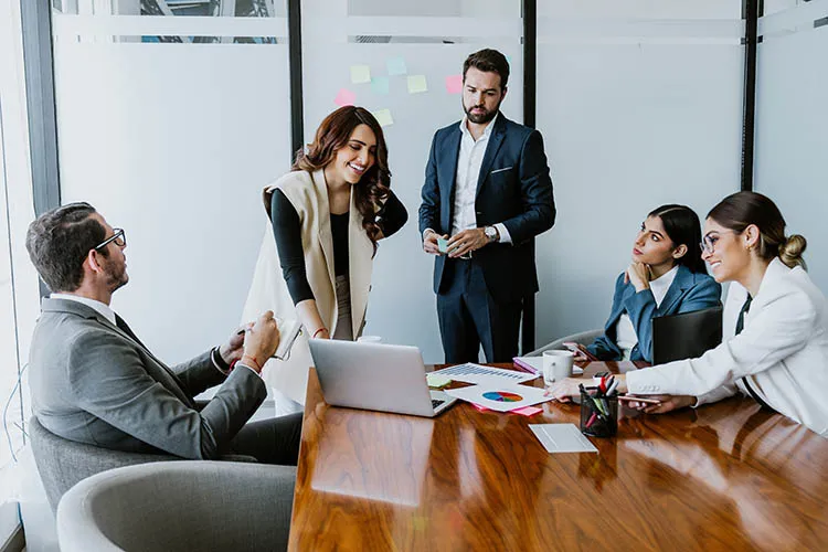 Personas reunidas trabajando