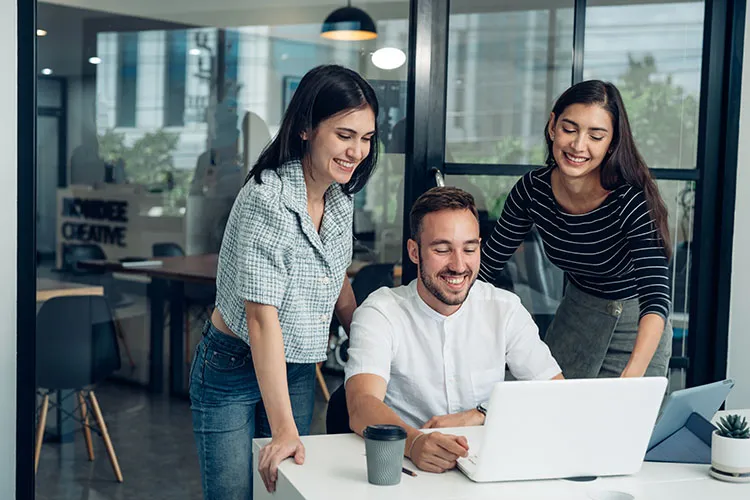 Personas reunidas trabajando