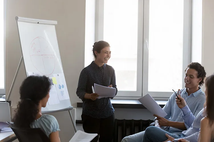 Personas reunidas trabajando