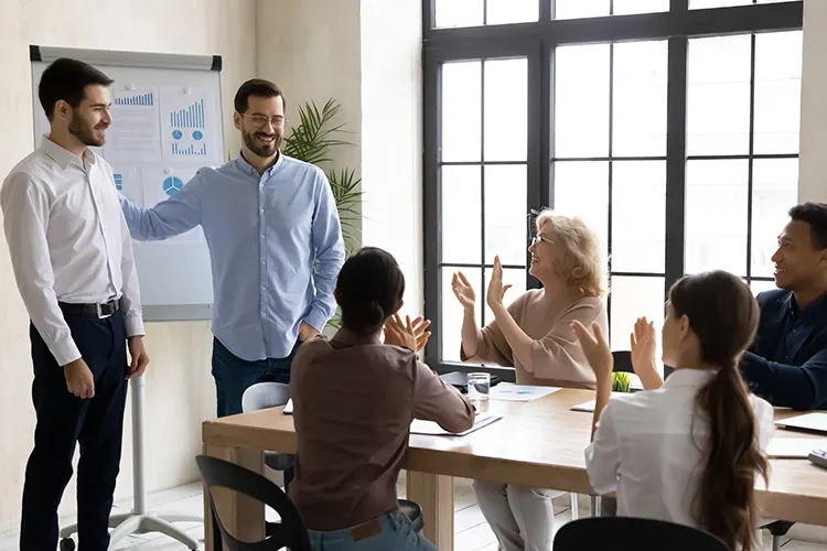 Personas reunidas trabajando