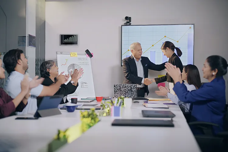 Personas en salón de reuniones