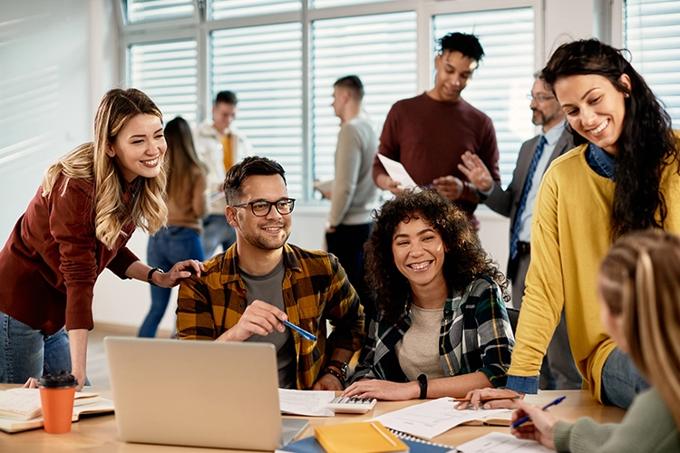 Personas sonriendo y compartiendo en la oficina