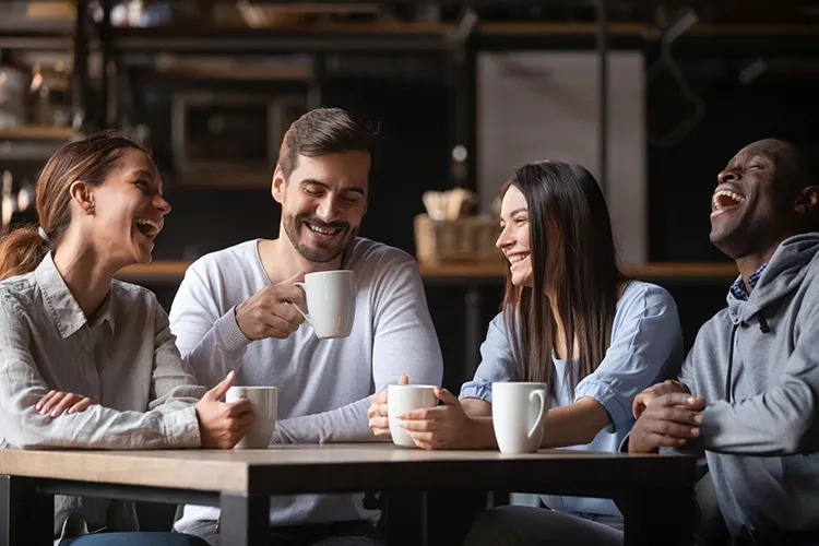 Personas tomando un café