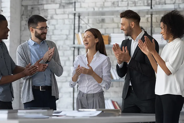 Personas trabajando y celebrando